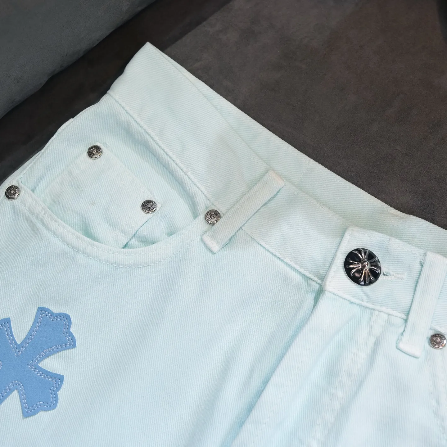 P260 Chrome Hearts light blue blue trousers, pink and blue patchwork leather couple's best friend jeans. CH jeans need to be washed and then disassembled and hand-stitched with sheepskin cross leather and then spliced ​​together. The whole piece has too many craftsmanship to explain. The patches are decorated with cross flowers, and the high-waisted washed jeans! ! Absolutely high-end luxury products, god-level single products and super popular products, made with top heavy industry, a must-see magic weapon. Customized hardware. The fabric is thick and soft after washing. It has good breathability. Customized small leather label. Unique design. The details are simple and elegant, and the workmanship is exquisite. The entire trousers are neatly routed and the details are in place! It’s so cool that both men and women can easily control the genderless trend! Color: Picture color Size: 28 30 32 34 36